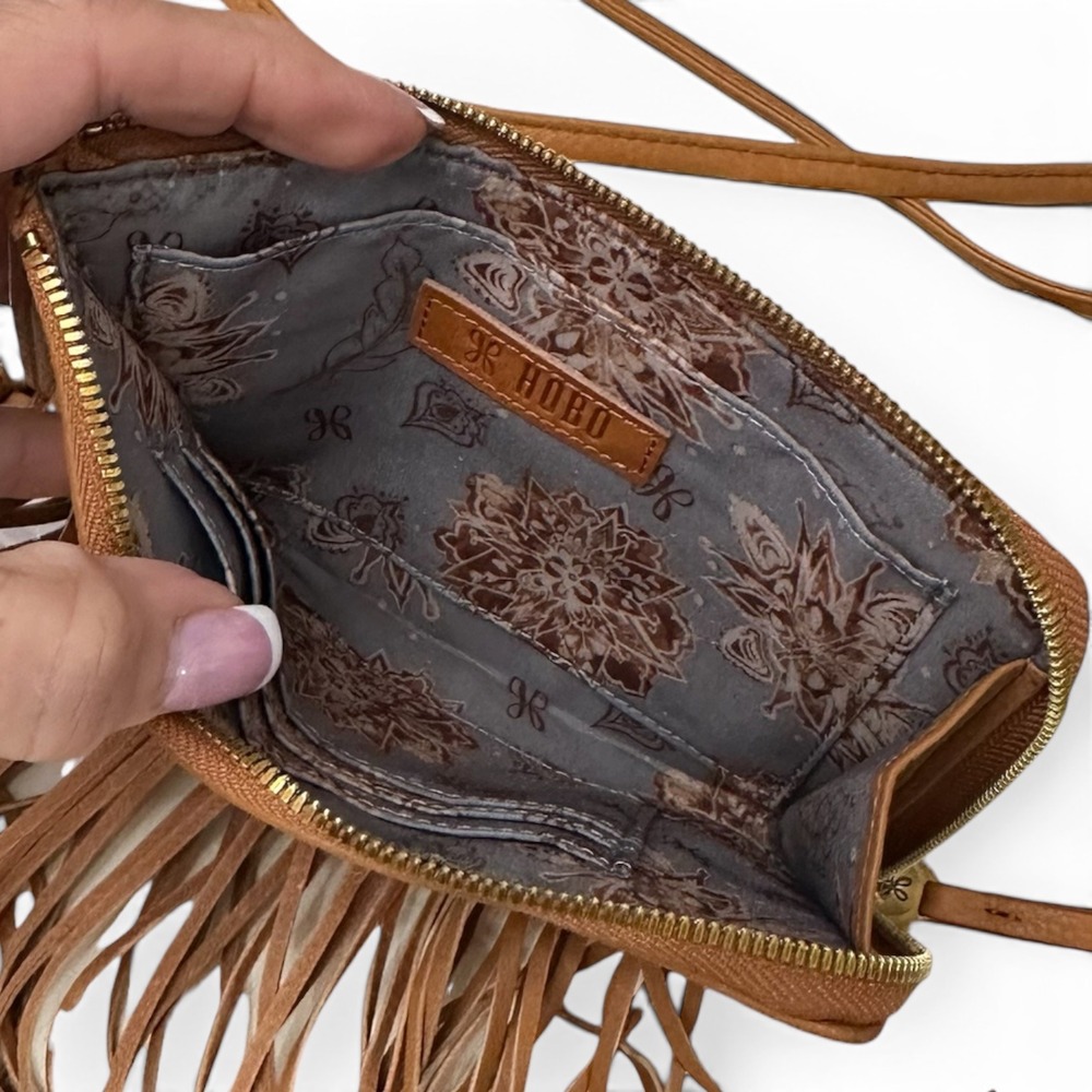 Hobo Moxie Crossbody Bag Whiskey Pebble Leather Fringe Phone Holder NWT - Picture 4 of 5